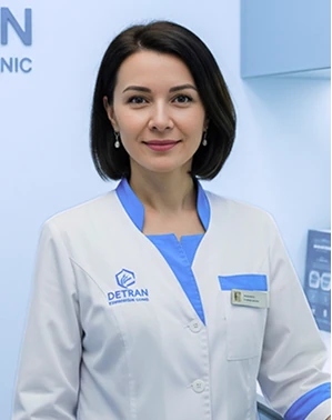 Profissional de saúde atendendo paciente